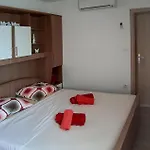 بيت للعطل Four-bedroom With Sea View 05