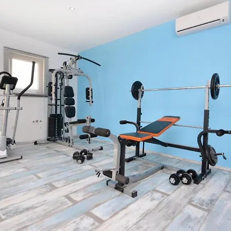 4 Bedroom Lovely Home In Drvenik Veliki *