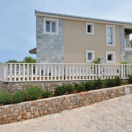 بيت للعطل Four-bedroom With Sea View 05