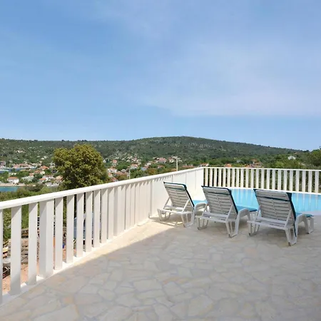 بيت للعطل Four-bedroom With Sea View 05 *