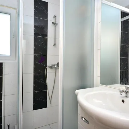 Four-bedroom With Sea View 05 Feriehus Veliki Drvenik